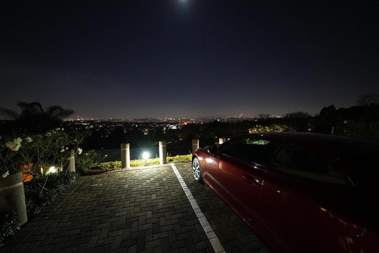 Over The Moon Guesthouse Johannesburg Dış mekan fotoğraf